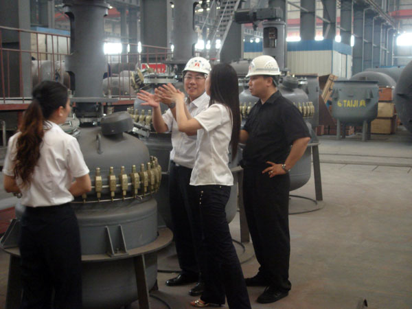 韓國客戶正在選購搪玻璃反應釜